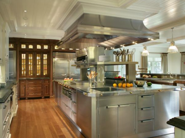 Dapur dengan lemari kaca dan peralatan stainless steel